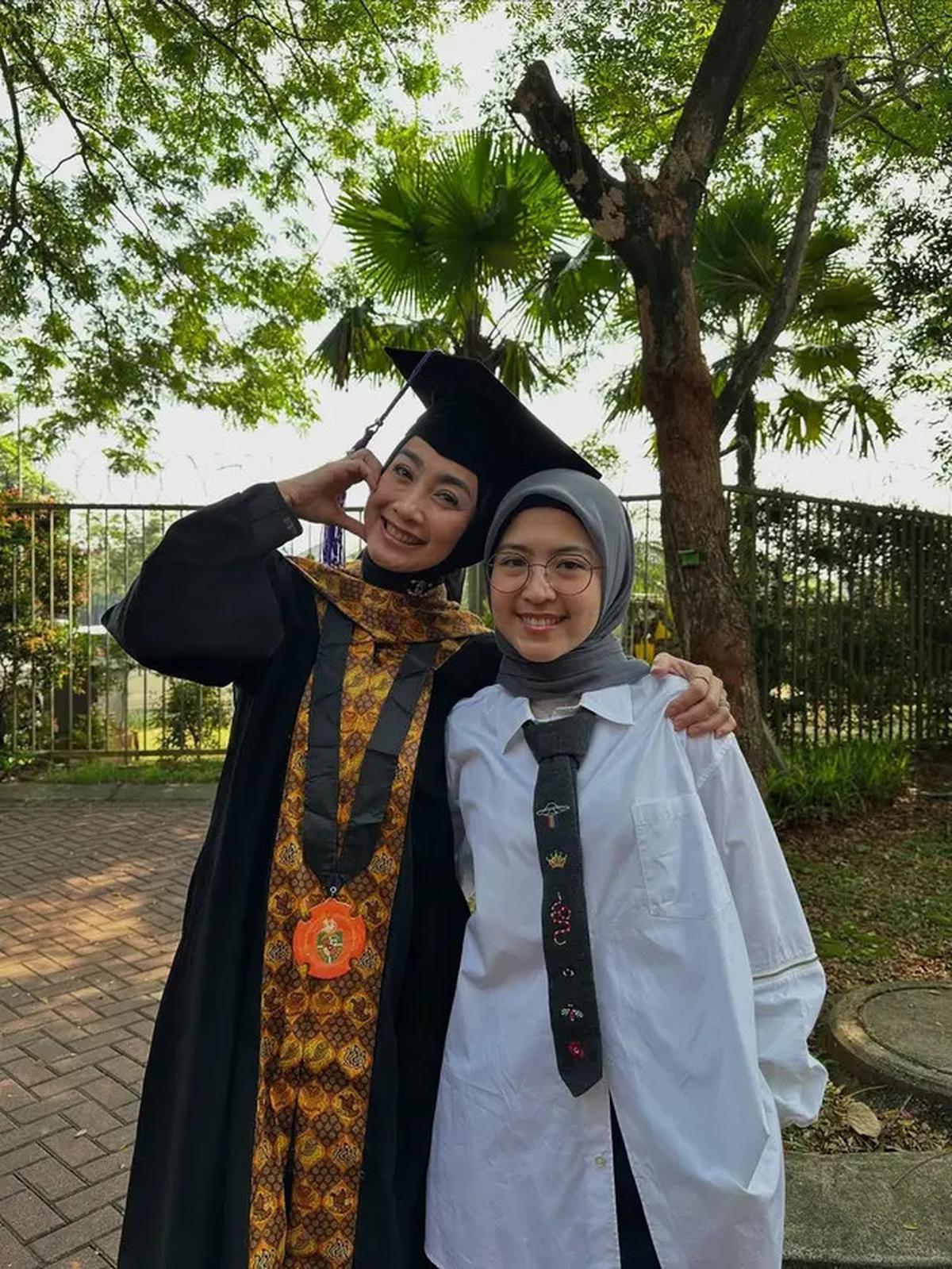 Potret Desy Ratnasari Wisuda S3, Resmi Menyandang Gelar Doktor