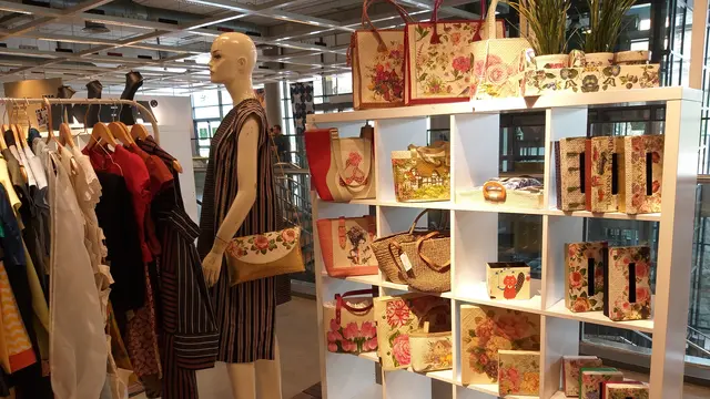 Mudahnya belanja furnitur rumah, batik, hingga mutiara di satu tempat