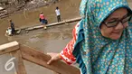 Warga menaiki eretan untuk menyeberangi Kali Ciliwung, Jakarta, Senin (30/11). Tidak adanya fasilitas jembatan menyebabkan warga memilih eretan sebagai sarana penyeberangan sehari-hari, meskipun dengan kondisi seadanya. (Liputan6.com/Immnuel Antonius)