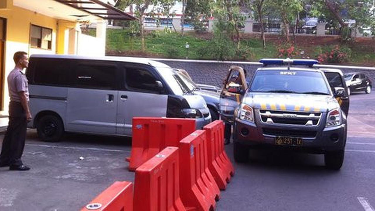 Senjata oknum Brimob bawa kabur Rp 4,8 M tertinggal di mobil korban