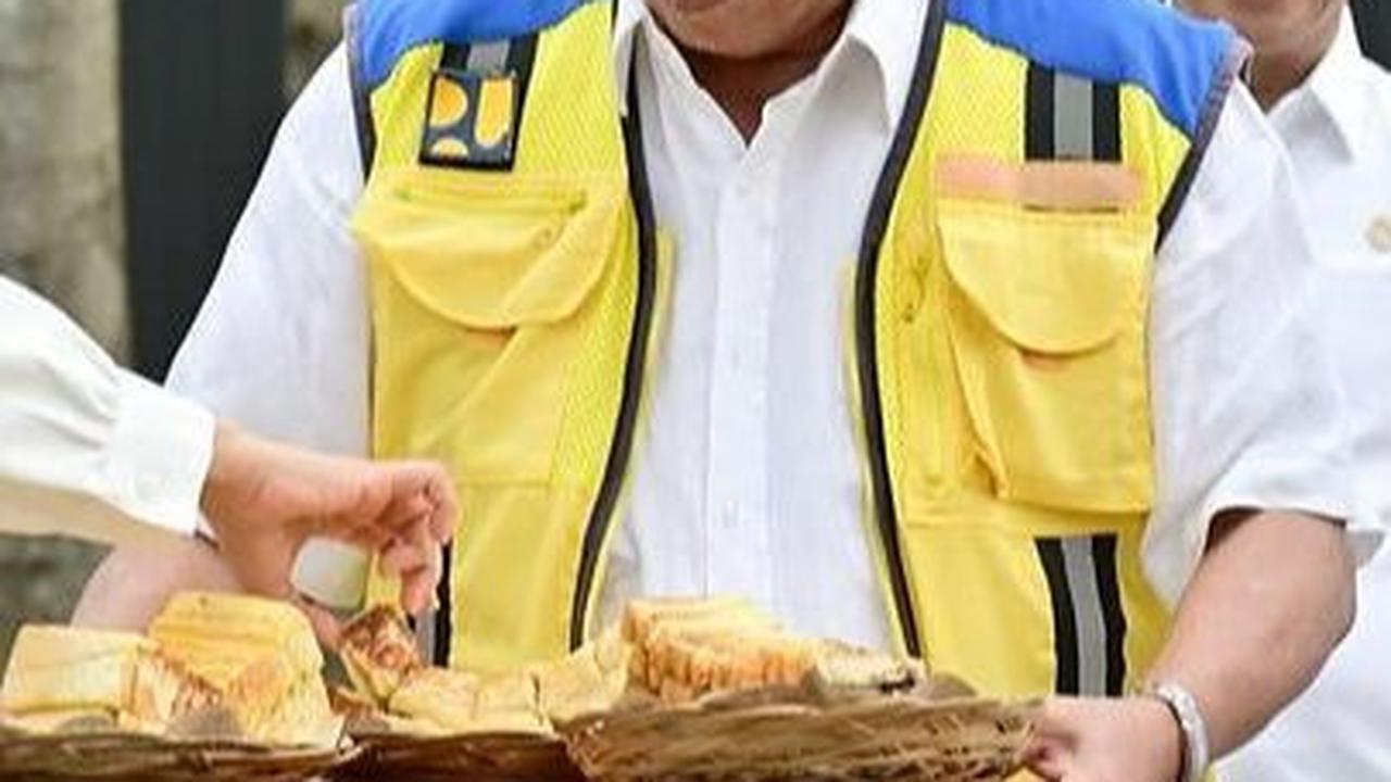 Dalam momen tersebut, Pak Bas beraksi layaknya pramusaji Kepresidenan.