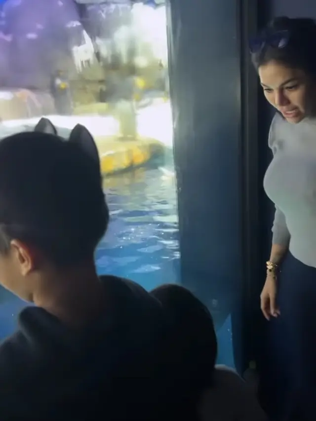 Nikita Mirzani Liburan di Jepang pada Mei 2023 bersama dua anak laki-lakinya, Arkana Mawardi dan Azka Raqilla Mawardi (Foto: instagram nikitamirzanimawardi_172)