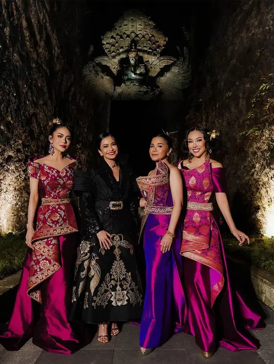 Ketiga diva ini tampil elegan dengan balutan koleksi wastra Bali yang dirancang oleh desainer ternama Denny Wirawan. Dengan sentuhan mewah dan penuh makna budaya, busana mereka memberikan penghormatan kepada kearifan lokal sekaligus menunjukkan pesona modern. [@mamauthe/@3divaofficial].
