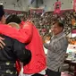 Presiden Joko Widodo atau Jokowi dan Ketua Umum Pengurus Besar Ikatan Pencak Silat Indonesia (IPSI) Prabowo Subianto memeluk atlet pencak silat peraih emas Asian Games 2018 Hanifan Yudani di Jakarta, Rabu (29/8). (Liputan6.com/HO/Biro Pers Setpres)