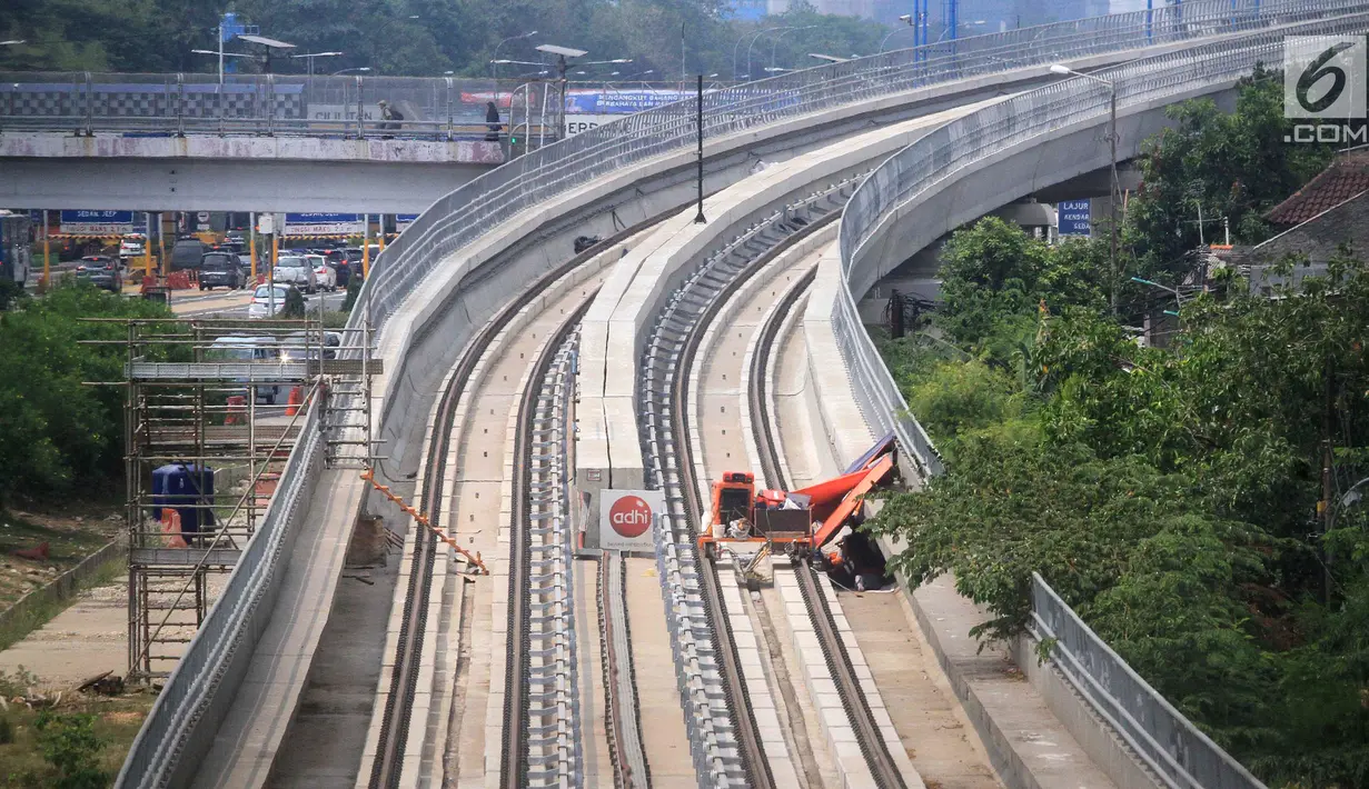 Pekerja menyelesaikan pembangunan LRT (Light Right Transit) Jabodebek di Kawasan Kampung Makasar, Jakarta, Sabtu (26/10/2019). Progres lintas Cawang-Cibubur selesai 85,28 persen, Cawang-Dukuh Atas 55,91 persen, dan Cawang-Bekasi Timur 53,84 persen.(Liputan6.com/JohanTallo)
