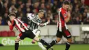 Brentford berhasil melepas 31 tendangan terarah ke gawang The Reds Devils. (AP Photo/Ian Walton)