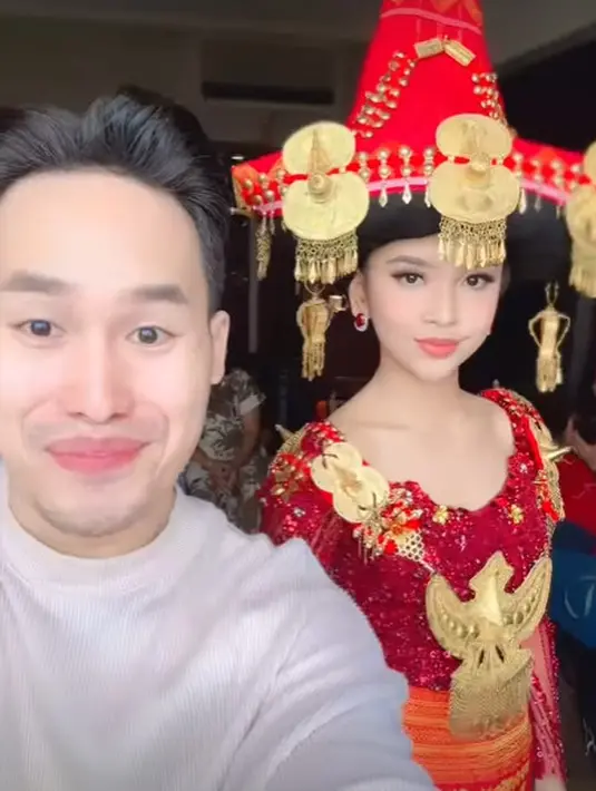 Lyodra Ginting melengkapi busananya dengan Uis Gara yang jadi pakaian adat Batak Karo [@slamwiyono]