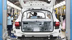 Pekerja saat melakukan pengecekan body mobil Mercedes-Benz GLC di Pabrik Wanaherang, Bogor, Jawa Barat, Selasa (24/5). Produk terbaru di segmen Sport Utility Vehicle (SUV) tersebut dirakit di dalam negeri. (Liputan6.com/Immanuel Antonius)