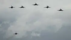Enam Jet tempur Rafale terbang di langit di pangkalan udara militer Tanagra, sekitar 82 kilometer (51mil) utara Athena, Yunani (19/1/2022). Yunani menerima enam jet tempur Rafale pertama dari Prancis yang dibeli berdasarkan kesepakatan pertahanan dengan Prancis. (AP Photo/Thanassis Stavrakis)