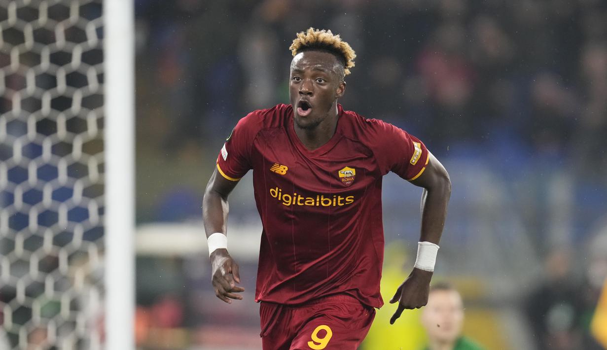 AS Roma tanpa kesulitan berarti berhasil meraup poin penuh saat menjamu Zorya dalam laga lanjutan fase grup UEFA Conference League yang digelar pada Jumat (26/11/2021). Pasukan Jose Mourinho keluar sebagai pemenang dengan skor 4-0. (AP/Gregorio Borgia)