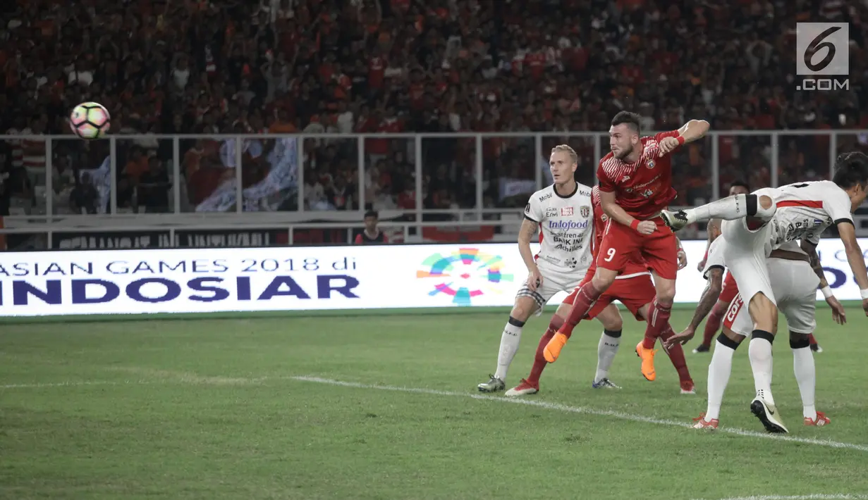 Striker Persija Jakarta, Marko Simic menyundul bola ke gawang Bali United pada final Piala Presiden di Stadion Utama GBK, Senayan, Jakarta, Sabtu (17/2). Persija Jakarta sementara unggul 2-0 atas Bali United. (Liputan6.com/Arya Manggala)