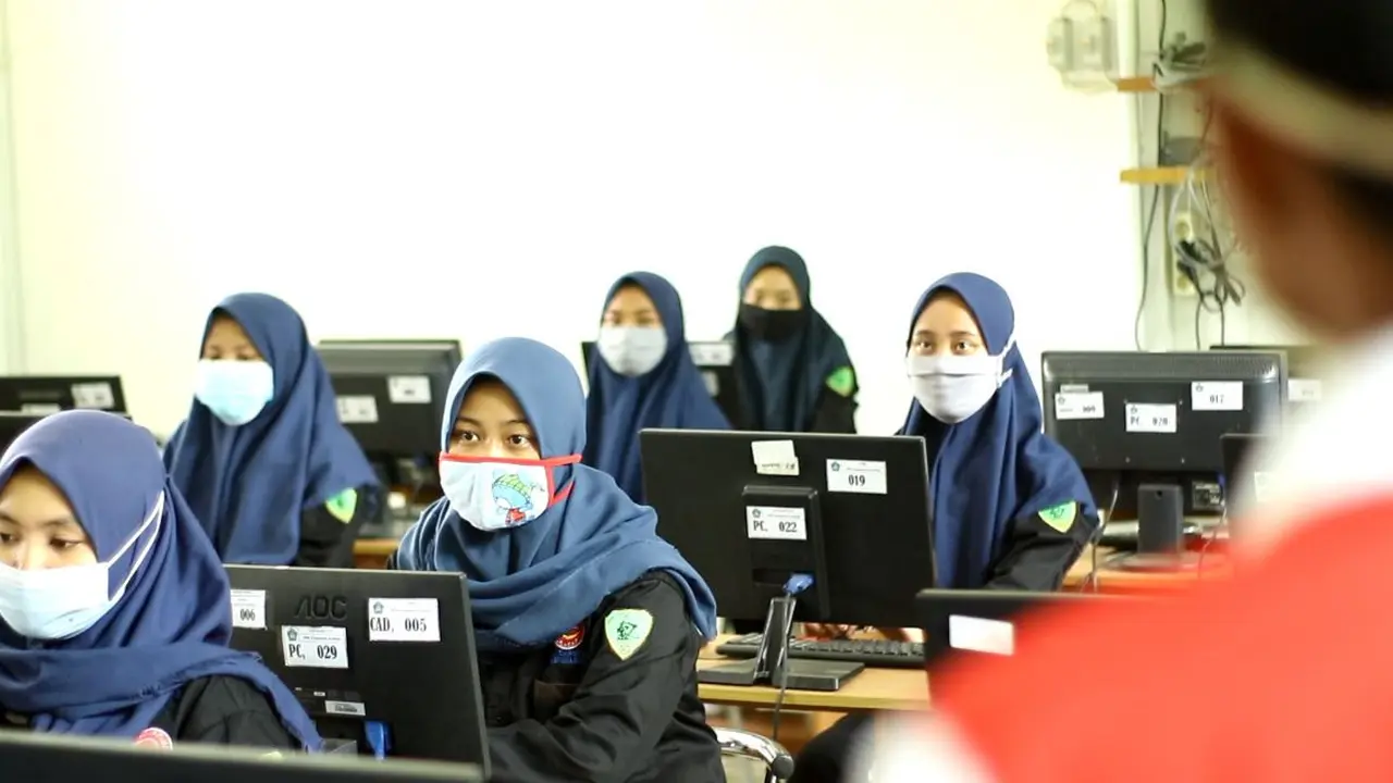 Siswa berpraktik di Lab Teknik Komputer Jaringan, kelas industri kerja sama dengan Telkom. (Foto: Liputan6.com/Muhamad Ridlo)