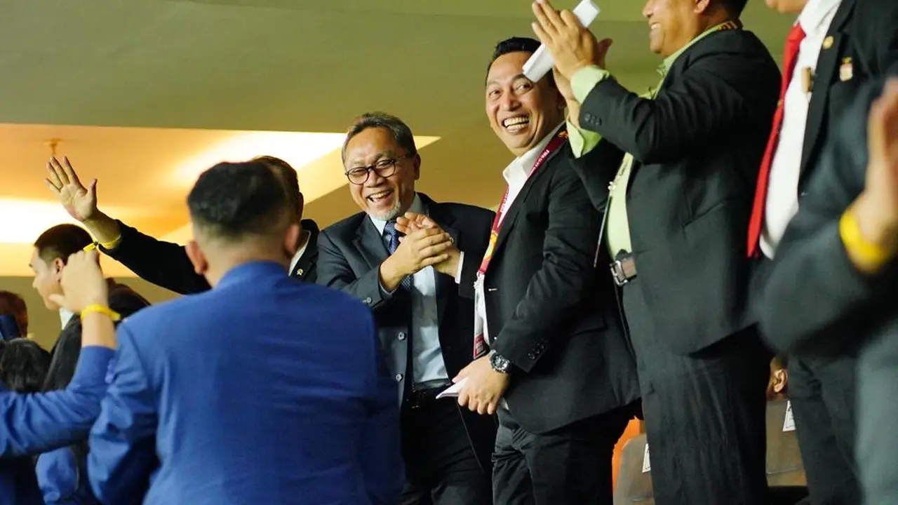 Ketua Umum Partai Amanat Nasional (PAN) Zulkifli Hasan (Zulhas) menyaksikan langsung pertandingan Indonesia vs Ekuador di FIFA U-17 World Cup 2023. Pertandingan berlangsung di Stadion Gelora Bung Tomo, Benowo, Pakal, Surabaya, Jumat (10/11/2023).
