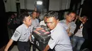 Petugas saat membawa kotak berisi "Black Box" jenis Flight Data Recorder (FDR) yang baru saja tiba di Gedung KNKT, Jakarta, Senin (12/1/2015). (Liputan6.com/Miftahul Hayat)