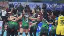 Selebrasi para pemain Tim Voli Putri Petrokimia Gresik Pupuk Indonesia setelah memetik poin penentu atas TNI AU untuk memastikan gelar juara Livoli Divisi Utama 2023 dalam laga grand final di di GOR Joyoboyo, Kediri, Sabtu (9/12/2023) malam WIB. Petrokimia Gresik Pupuk Indonesia menang 3-0 (25-21, 25-23, 25-16). (PBVSI)