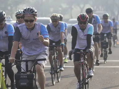 Para pesepeda menggowes saat mengikuti Bike 4round The City di Tangerang, Banten, Minggu (4/3/2018). Kegiatan yang diadakan dalam rangka ulang tahun Hotel Novotel ini menempuh jarak sekitar 50 kilometer. (Bola.com/Vitalis Yogi Trisna)