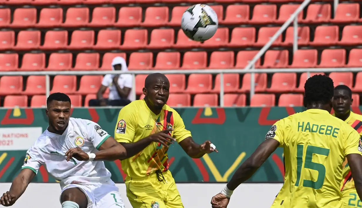 Pertandingan yang hampir berakhr imbang itu secara mendadak berubah. Dengan drama tambahan waktu sekitar sembilan menit.
Senegal mendapatkan hadiah penalti setelah gelandang Zimbabwe Kelvin Madzongwe melakukan handball. (AFP/Pius Utomi Ekpei)