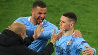 Gelandang Manchester City, Phil Foden (kanan) merayakan gol kedua yang dicetaknya ke gawang Borussia Dortmund dalam laga leg kedua perempatfinal Liga Champions 2020/2021 di Signal Iduna Park, Dortmund, Rabu (14/4/2021). Manchester City menang 2-1 atas Dortmund. (AFP/Wolfgang Rattay/Pool)