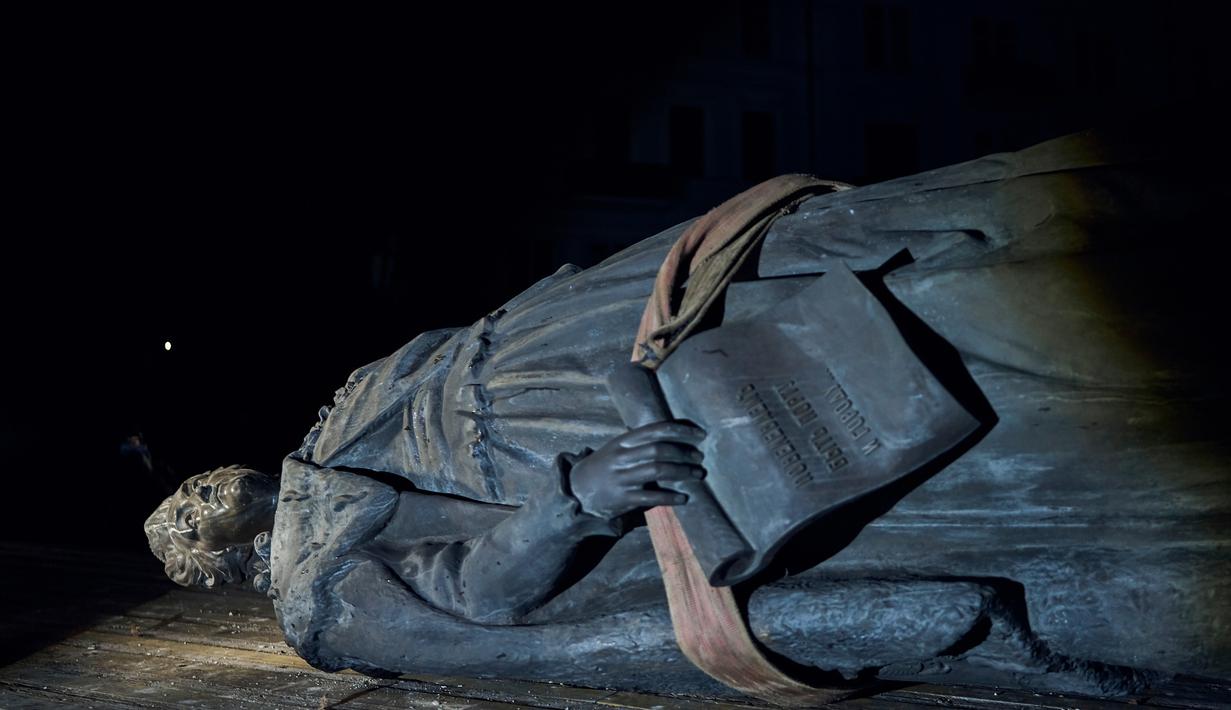Monumen Catherine II yang juga dikenal sebagai "Monumen Pendiri Odesa" terlihat diletakkan di Odesa, Ukraina, Kamis, 29 Desember 2022. Keputusan untuk membongkar monumen yang terdiri dari patung Permaisuri Rusia Catherine II dan rekannya dibuat baru-baru ini oleh penduduk Odesa melalui pemungutan suara elektronik. (AP Photo/LIBKOS)