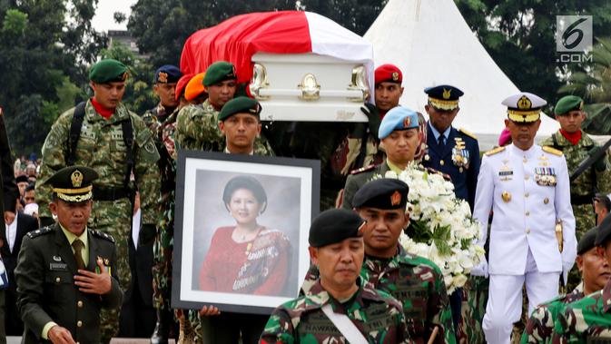 Prajurit TNI membawa peti jenazah istri presiden ke-6 RI Susilo Bambang Yudhoyono (SBY), Ani Yudhoyono di TMP Kalibata, Jakarta, Minggu (2/6/2019). Ani Yudhoyono dimakamkan secara militer. (Liputan6.com/JohanTallo)