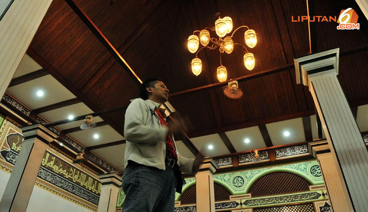 Para Jamaah terlihat begitu khusyuk menjalani sholat di dalam masjid yang begitu dikeramatkan ini.(Liputan6.com/Abdul Aziz Prastowo)