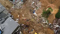 Pemandangan udara menunjukkan puing-puing dan lumpur setelah tanah longsor di komunitas Jardim Monte Verde, lingkungan Ibura, di Recife, Negara Bagian Pernambuco, Brasil (29/5/2022). Hujan deras yang melanda negara bagian Pernambuco di timur laut Brasil menewaskan 34 orang, 29 di antaranya terjadi selama 24 jam terakhir. (AFP/Brenda Alcantara)