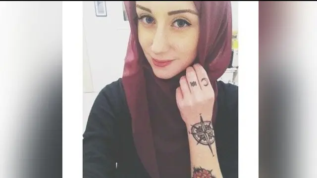 Wanita yang telah 2 tahun memeluk agama Islam ini memiliki banyak tato di tubuhnya. Ia bertato saat usia 15 tahun sebelum memeluk Islam.
