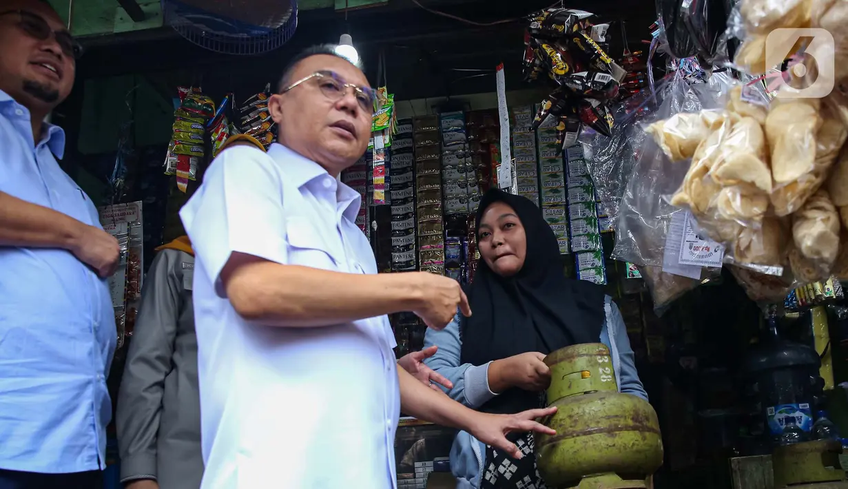 Sejumlah pimpinan DPR melakukan inspeksi mendadak untuk memastikan para pedagang pada warung eceran dapat kembali berjualan gas elpiji subsidi 3 kilogram. (Liputan6.com/Angga Yuniar)