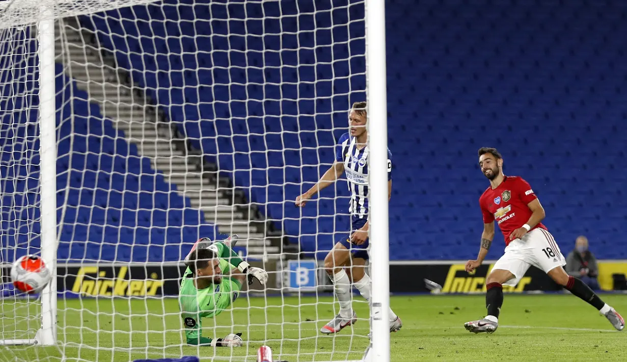 Pemain Manchester United Bruno Fernandes (kanan) mencetak gol ke gawang Brighton pada pertandingan Premier League di Stadion AMEX, Brighton, Inggris, Selasa (30/6/2020). Manchester United menang 3-0 dengan dua gol dicetak Bruno Fernandes. (AP Photo/Alastair Grant, Pool)