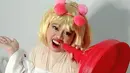 Penampilan Kekeyi dalam video ini tak 100 persen membuat warganet senang. Yang terhibur menyebut ini sebagai bentuk kreativitas. “Imut banget sahabat,” sanjung akun @always***. “Sumpah ini fotonya kreatif banget sih, lucu,” @joli**** menyahut di kolom komentar. Namun ada pula yang berkomentar julid. “Kek boneka mampang,” @tama*** mencibir. (Foto: Dok. Instagram @rahmawatikekeyiputricantikka23)
