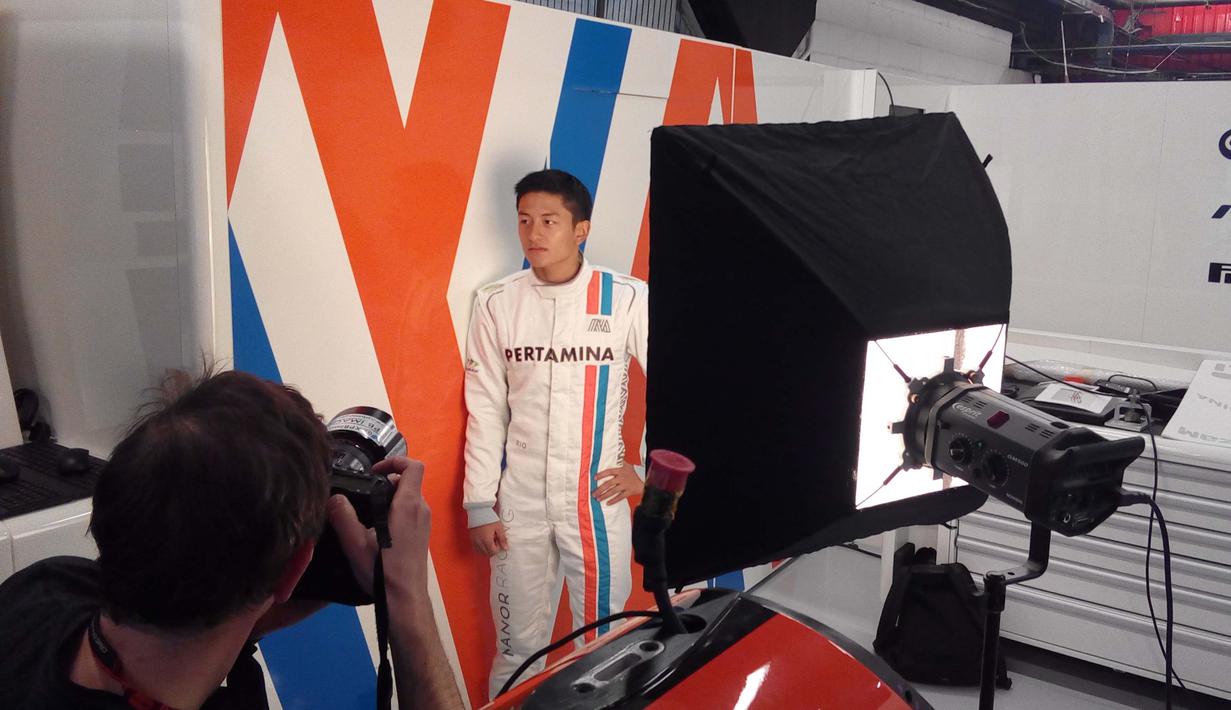 Rio Haryanto melakukan pemotretan sebelum mencoba kokpit mobil baru Manor Racing di Sirkuit Catalunya, Barcelona, Spanyol, Senin (22/2/2016). (Bola.com/Rio Haryanto Media)