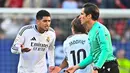 Jude tampak berbicara kepada wasit untuk waktu yang lama sebelum Jose Munuera mengeluarkan kartu merah langsung pada menit ke-39. (AP Photo/Miguel Oses)