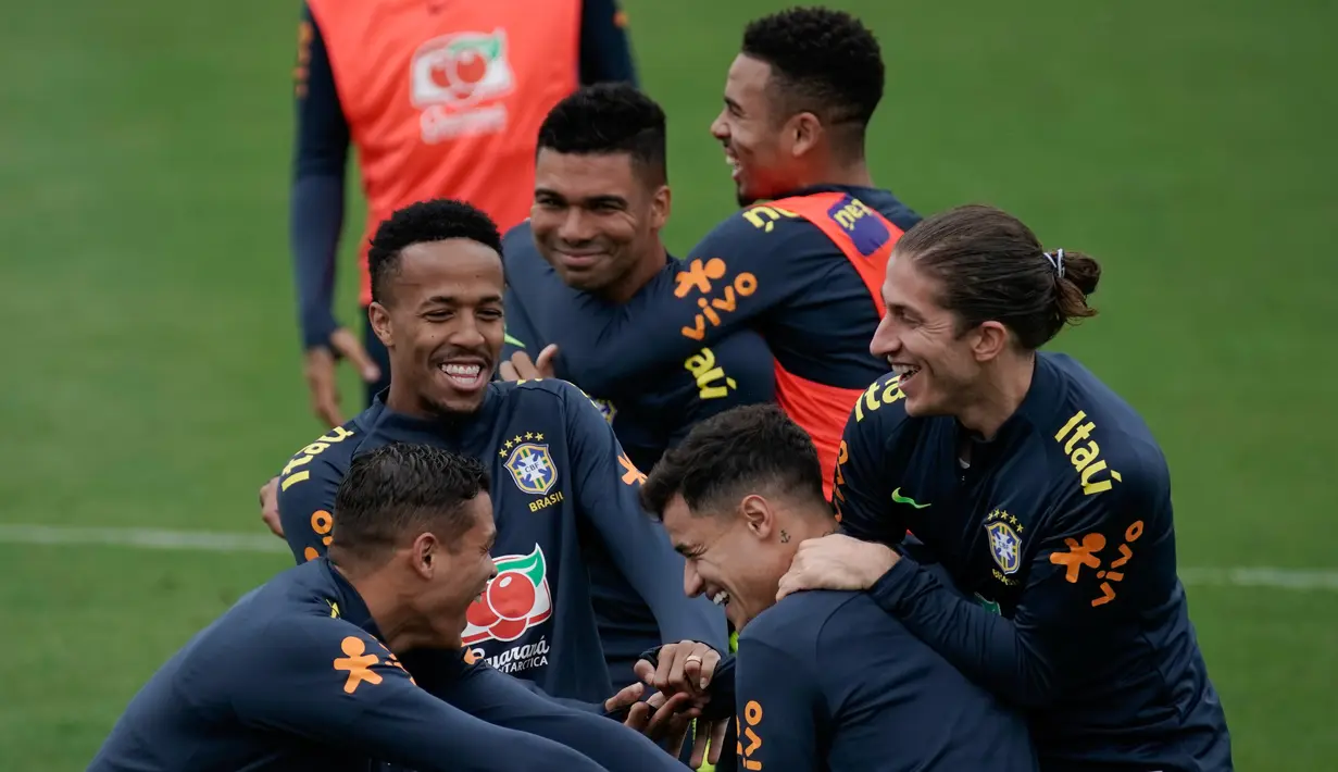 Para pemain Brasil bercanda saat sesi latihan di pusat pelatihan Granja Comary di Teresopolis, Brasil (6/7/2019). Brasil akan bertanding melawan Peru pada babak final Copa America 2019. (AP Photo/Leo Correa)