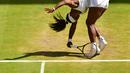 Serena Williams sempat kerepotan saat menghadapi Garbine Muguruza di final Wimbledon 2015. (AP Photo/Dominic Lipinski)