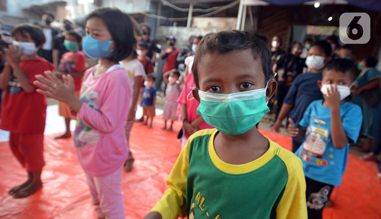 Anak-anak pengungsi korban kebakaran menyaksikan badut komunitas Aku Badut Indonesia menghibur di Jalan Kemang Utara IX, Jakarta Selatan, Rabu (18/8/2021). Trauma healing diberikan para badut sebagai bentuk kepedulian terhadap anak-anak yang menjadi korban kebakaran. (merdeka.com/Imam Buhori)