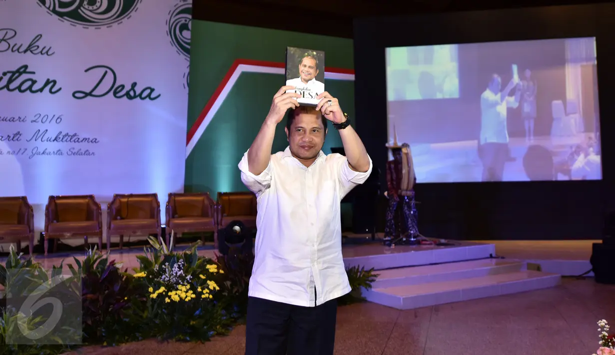Menteri Desa, PDT dan Transmigrasi, Marwan Jafar memperkenalkan bukunya yang berjudul ' Kebangkitan Desa' di Jakarta, (25/2). Dalam pidatonya mengatakan membangun desa pihaknya menggunakan pendekatan yang bersifat partisipatif. (Wening)