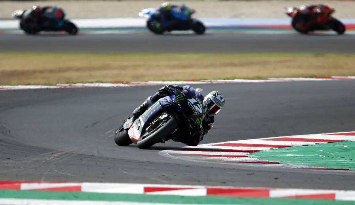 Pembalap MotoGP Maverick Vinales melintasi tikungan pada pertandingan MotoGP Emilia Romagna 2020 di Sirkuit Misano, Misano Adriatico, Italia, Minggu (20/9/2020). Maverick Vinales keluar sebagai juara disusul Joan Mir dan Pol Espargaro. (AP Photo/Antonio Calanni)