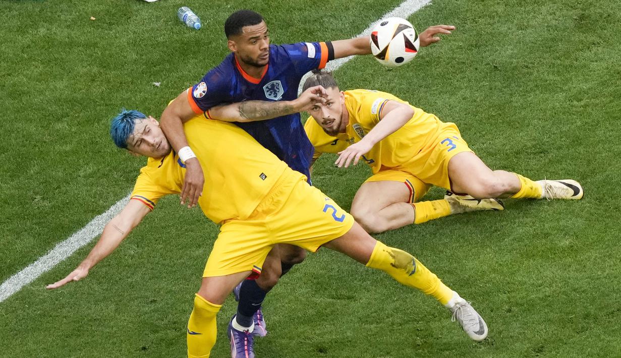 Pemain Belanda, Cody Gakpo, berusaha melewati pemain Rumania, Andrei Ratiu dan Radu Dragusin, pada babak 16 besar Euro 2024 di Fussball Arena, Munchen, Selasa (2/7/2024). Belanda menang tiga gol tanpa balas. (AP Photo/Frank Augstein)