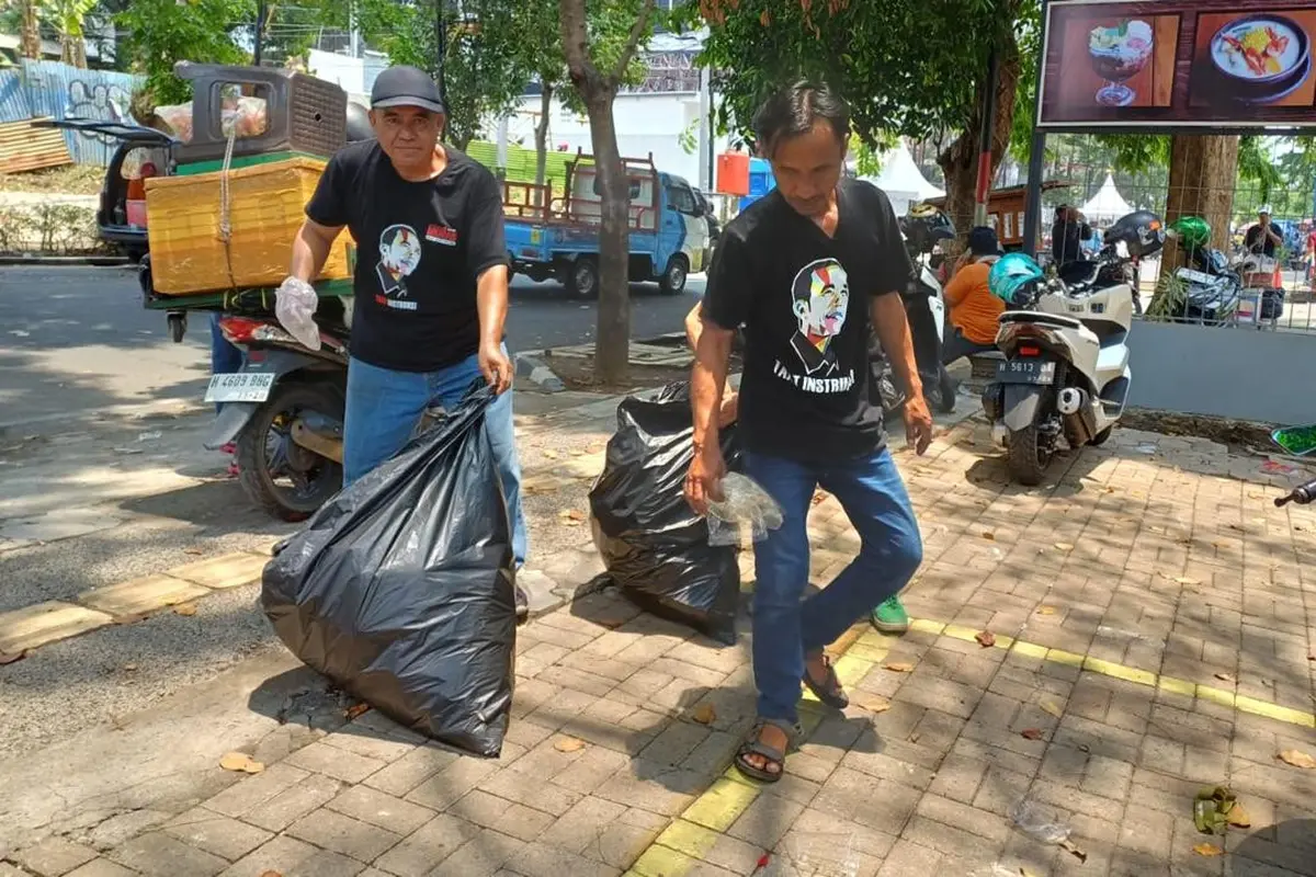 Aksi bersih-bersih sampah usai gelaran deklarasi kampanye damai di depan Kantor Komisi Pemilihan Umum (KPU) Jawa Tengah, yang dilakukan Relawan Alap-Alap Jokowi.