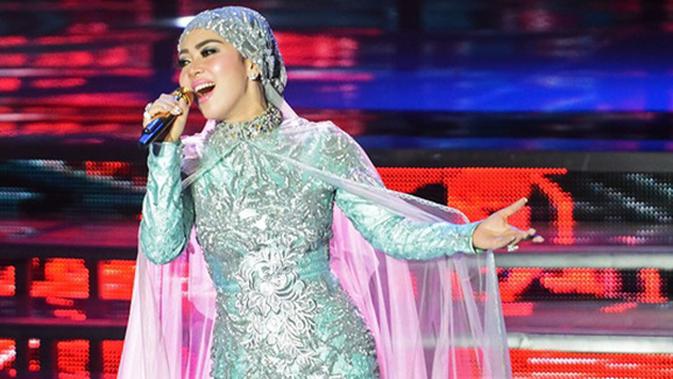 Inspirasi Gaya Selebritis Terbaru - Berita, Foto, Video 