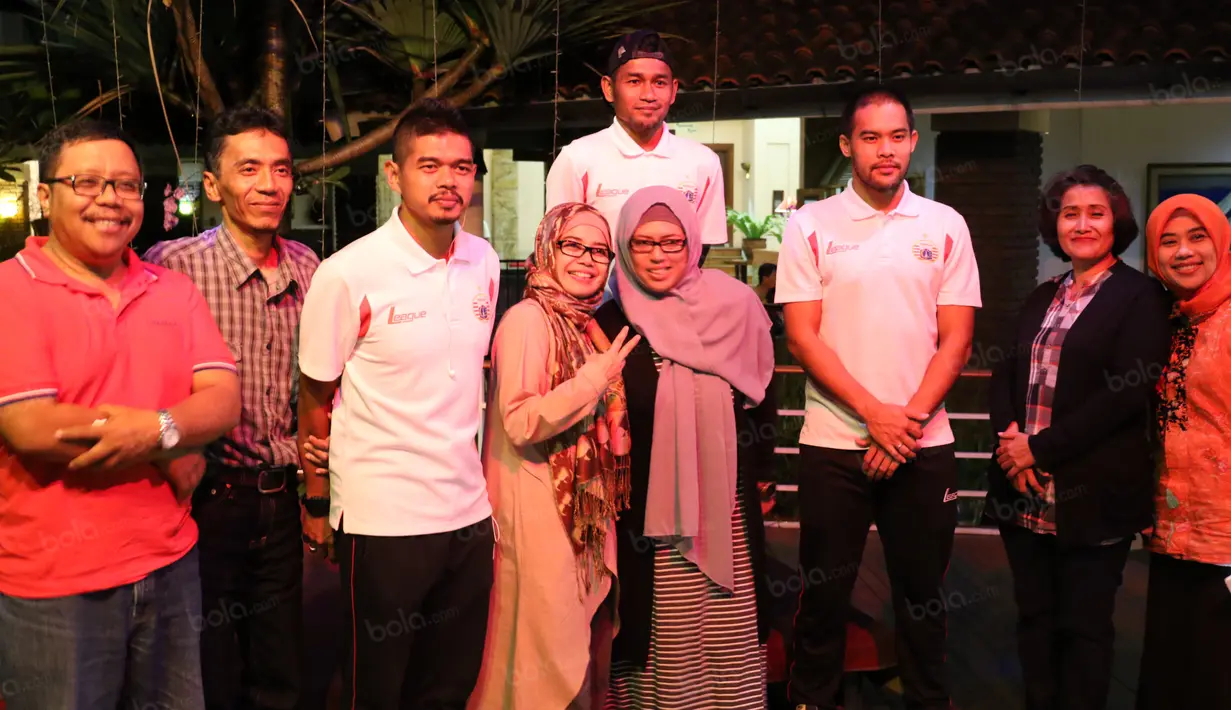 Fans Bambang Pamungkas, Andritany dan Ramdani Lestaluhu mengajak berfoto bersama di Bandung, Jumat (15/7/2016). (Bola.com/Nicklas Hanoatubun)