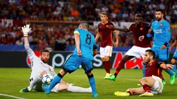 Kemelut di depan gawang AS Roma saat melawan Barcelona dalam laga di Grup E Liga Champions di Stadion Olimpico, Kamis (17/9/2015) dini hari WIB. (Reuters/Tony Gentile)