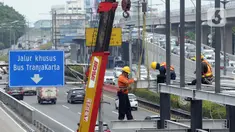 Pekerja menyelesaikan proyek pembangunan revitalisasi halte BRT Pancoran, Jakarta, Jumat (17/11/2023). (merdeka.com/Imam Buhori)