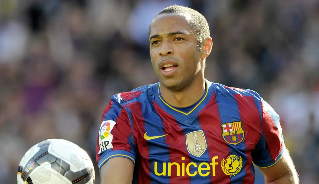 2. Thierry Henry – Striker haus gol ini pernah berucap akan berada di Arsenal seumur hidup. Tapi ketika Arsenal kesulitan meraih trofi pada musim 2006-2007, Henry menyambar kesempatan bergabung dengan Frank Rijkaard di Barcelona. (AFP/Josep Lago)