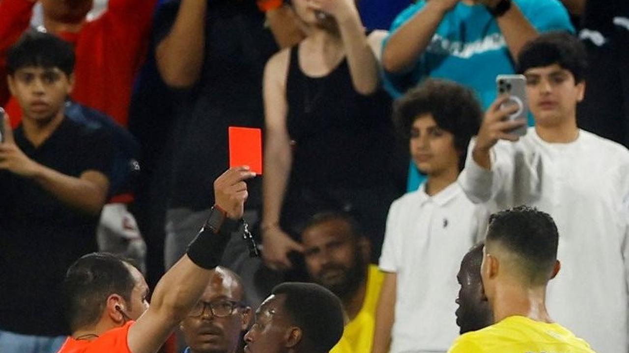 Kartu merah langsung dikeluarkan oleh wasit untuk Ronaldo setelah menyikut Al Ali Al Bulayhi dari Al Hilal. Foto: Reuters