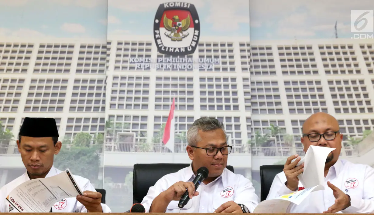 Ketua KPU, Arief Budiman saat rilis Caleg Berstatus Mantan Terpidana Korupsi pada Pemilu 2019 di Jakarta, Rabu (30/1). Ada 49 Caleg Berstatus Mantan Terpidana Korupsi terdaftar di DPT DPD, DPRD Provinsi, DPRD Kab/Kota. (Liputan6.com/Helmi Fithriansyah)