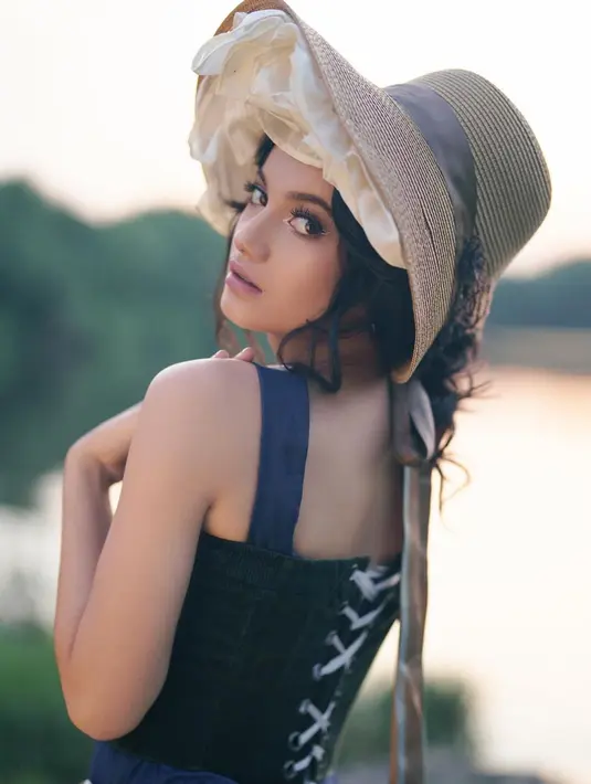 Tak hanya penampilannya dengan dress klasik, makeup pemain sinetron Dari Jendela SMP ini saat jalani pemotretan juga menyedot perhatian. Ratu Sofya tampak makin menawan dengan makup bold. (Liputan6.com/@ratusfy_)