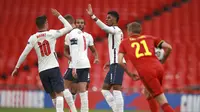 Striker Timnas Inggris Marcus Rashford (tengah) dan Mason Mount merayakan golnya ke gawang Belgia pada matchday ketiga Grup 2 A UEFA Nations League di Stadion Wembley, London, Minggu (11/10/2020). (AP Photo / Ian Walton, Pool)