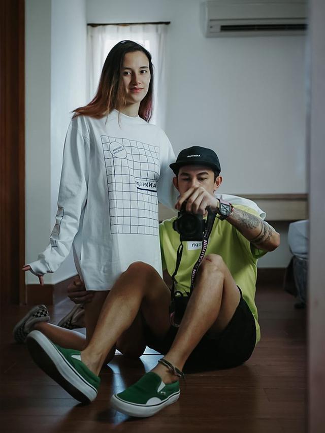 Segera Dikaruniai Anak Ketiga, Ini 6 Potret Manis Fandy Christian dan Dahlia Poland