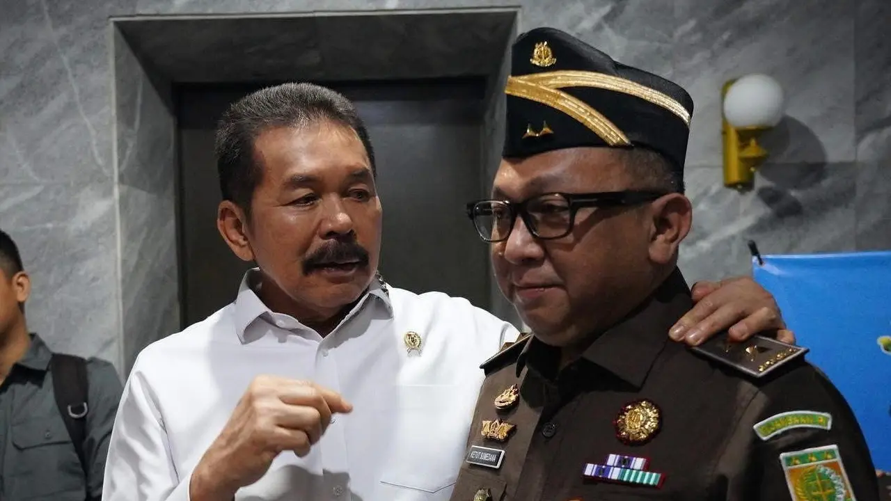 Kajati Bali Ketut Sumedana (kanan)